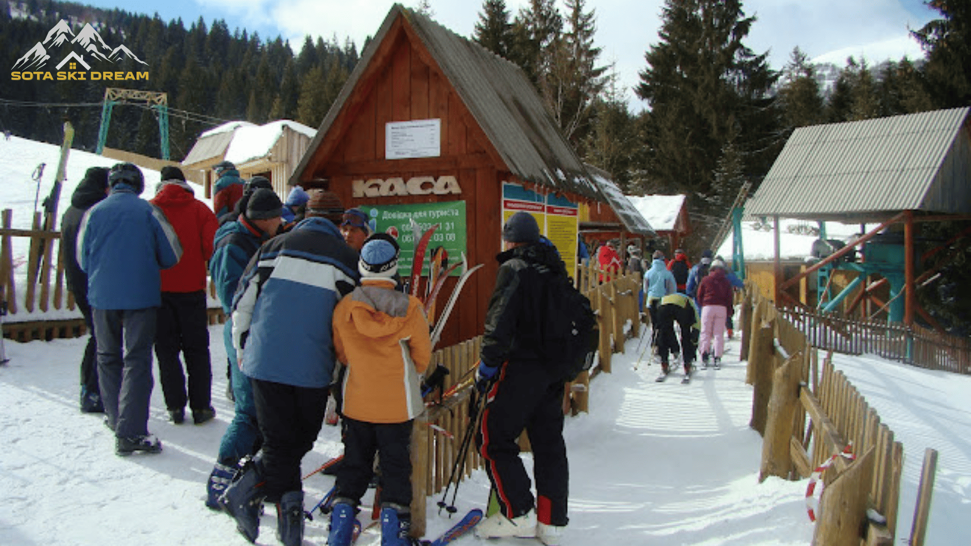 Панорама Карпатських гір з крісельного витягу влітку