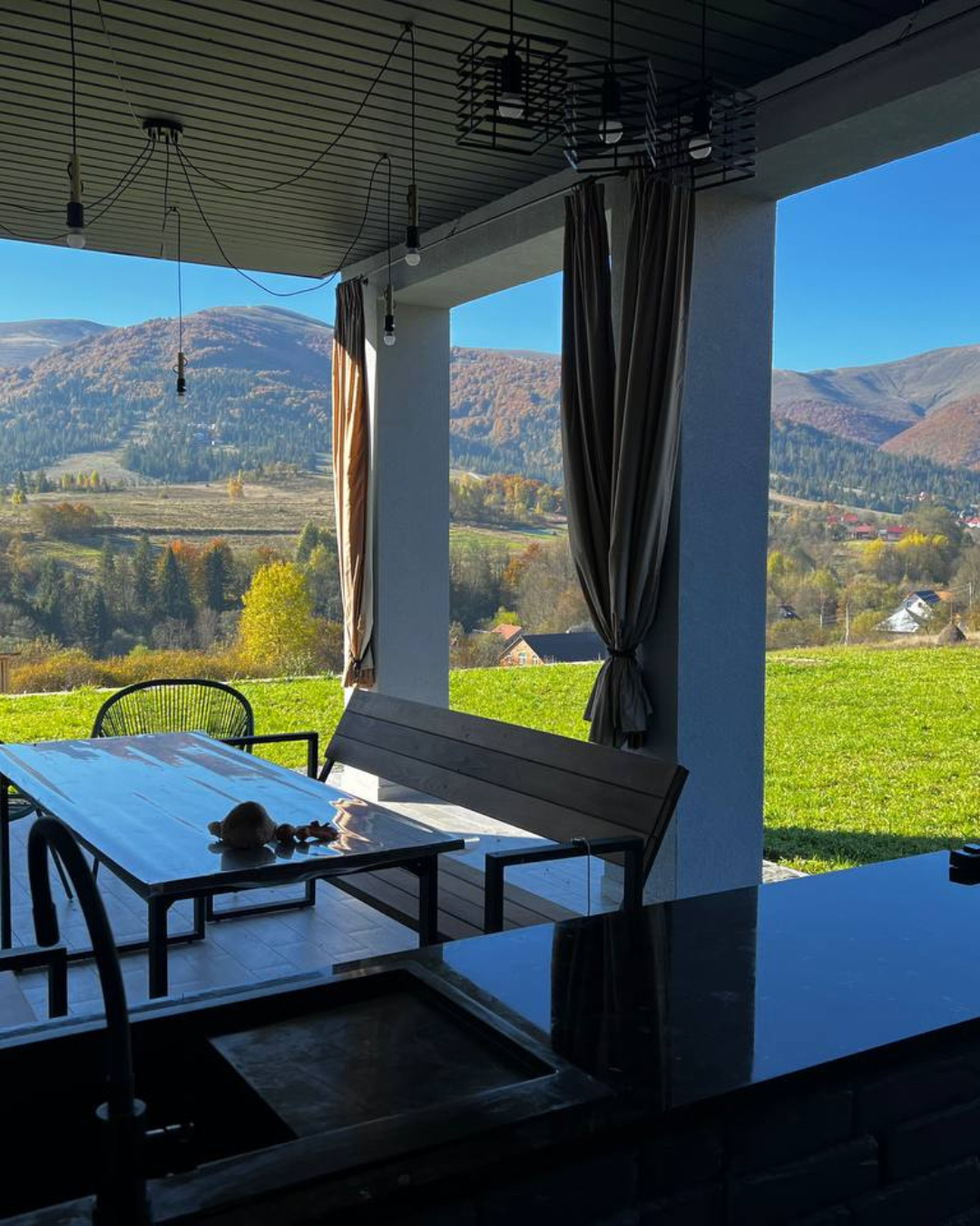 Осінній пейзаж Карпат з дерев'яним будинком