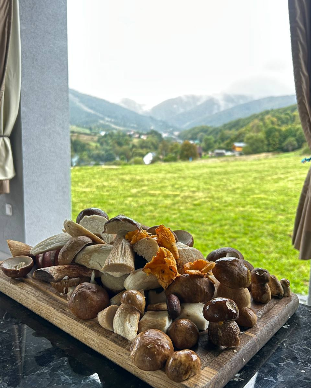 Вид на котедж Sota Ski Dream в оточенні осінніх дерев