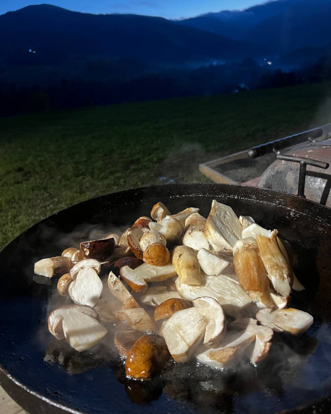 Затишна альтанка біля котеджу в осінньому саду