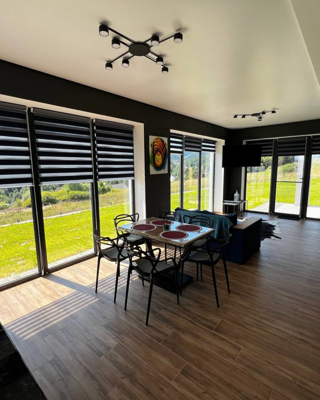 Альтанка для відпочинку на території котеджу влітку.