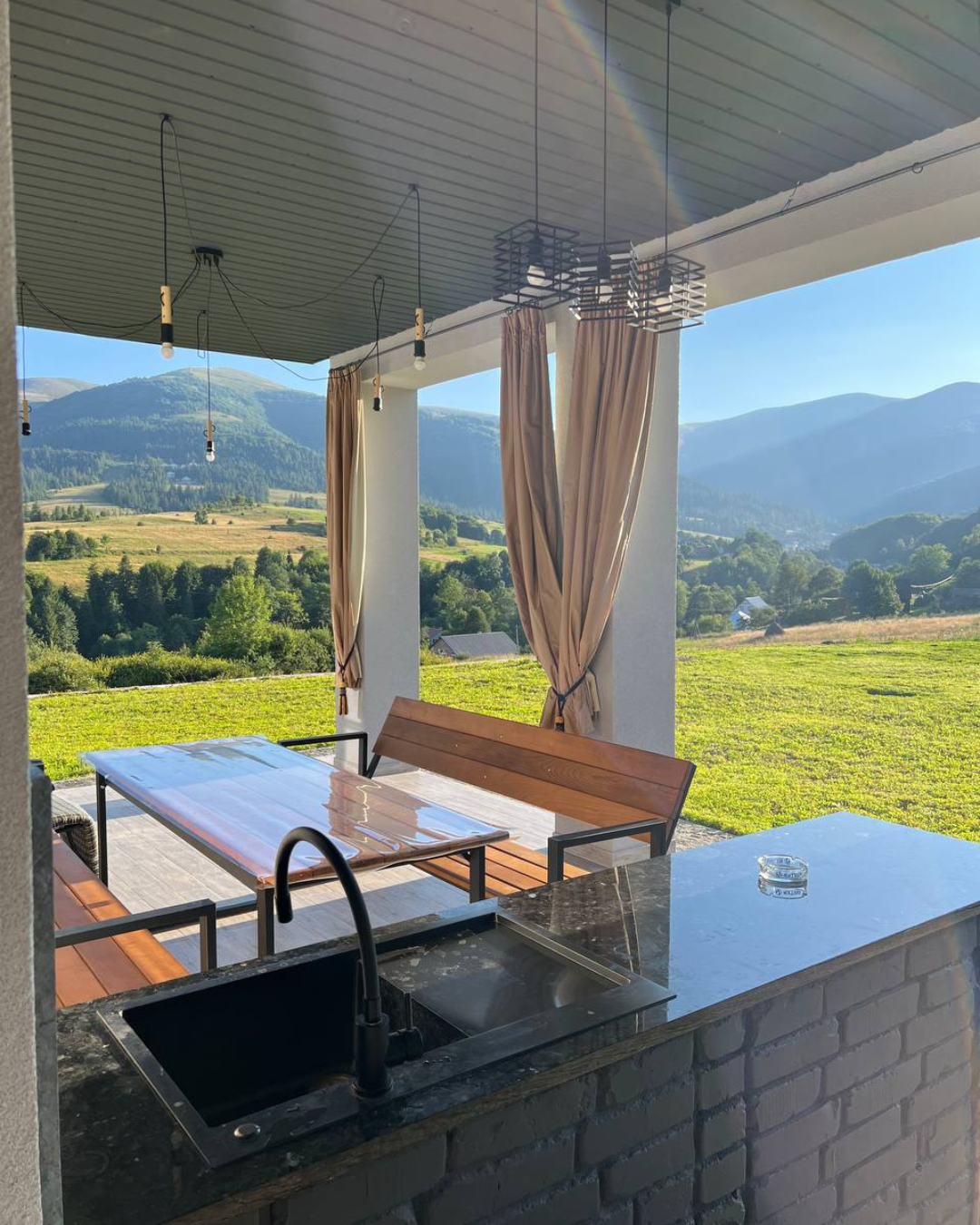 Захід сонця в Карпатах, вид з території котеджу.