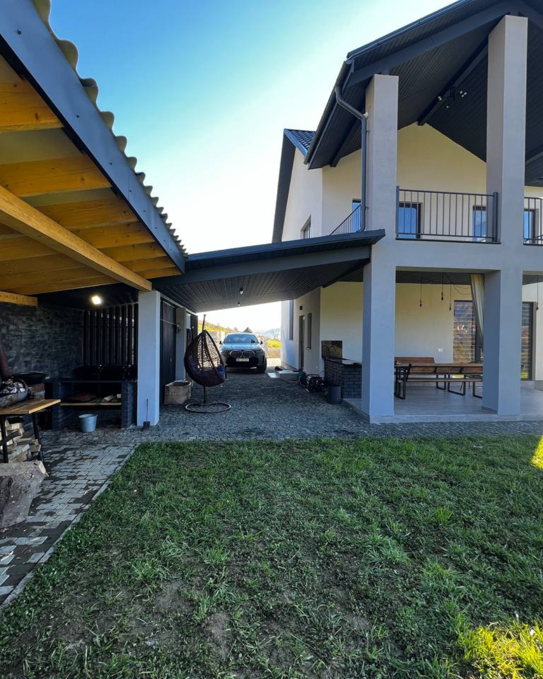 Гори вкриті літнім туманом на світанку.