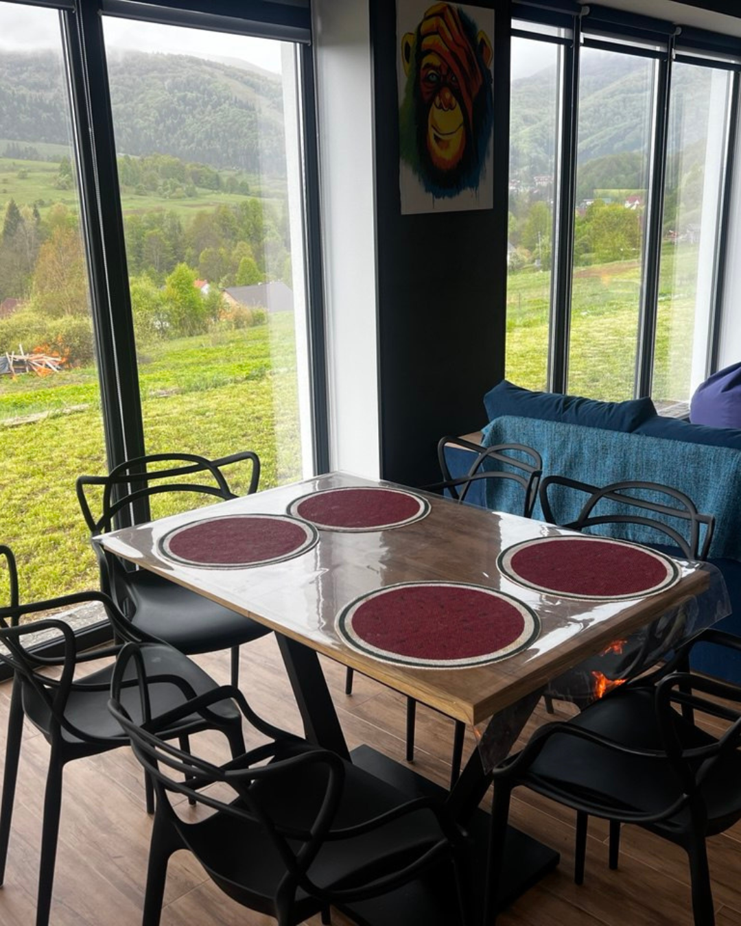 Панорамний вид на Карпати влітку з балкону котеджу.