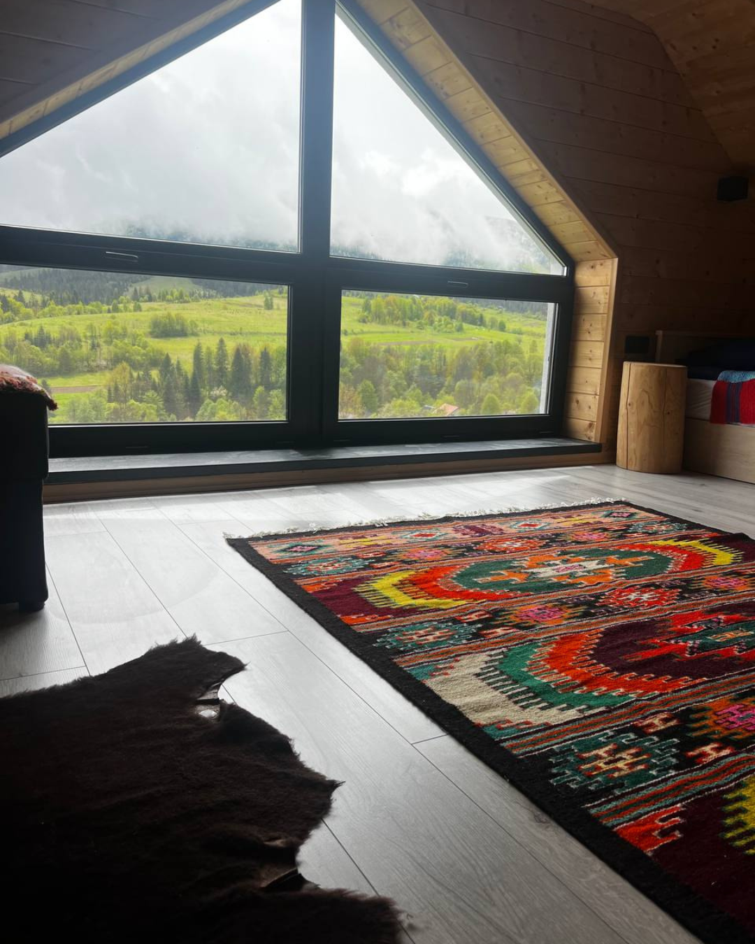 Затишна тераса котеджу Sota Ski Dream для відпочинку влітку.